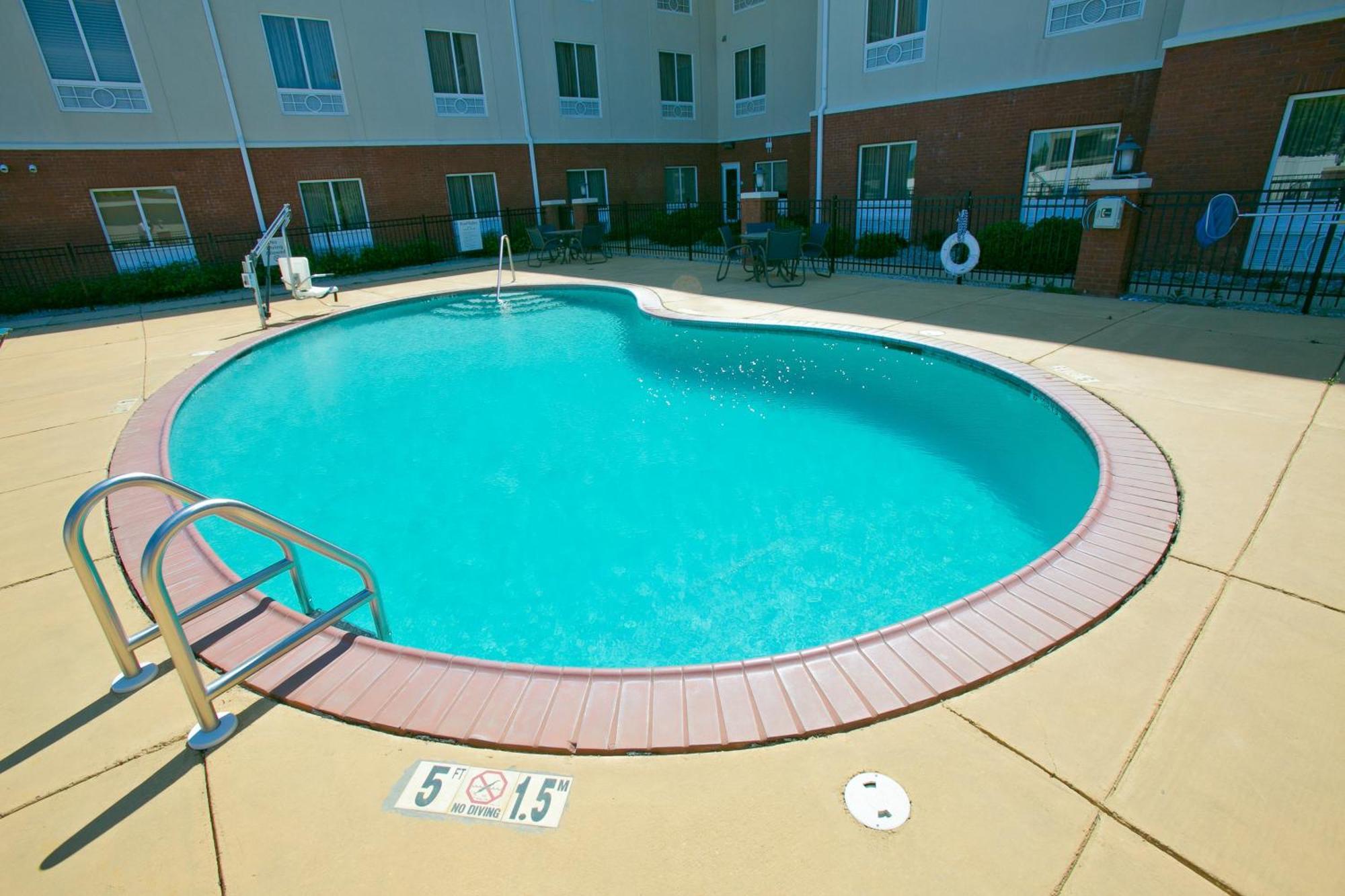 Holiday Inn Express & Suites Brookhaven By Ihg Exterior photo